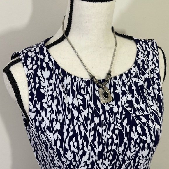 Jessica H sz 6 dress in a blue  and white print. Midi length. The top is.lined - Picture 2 of 13